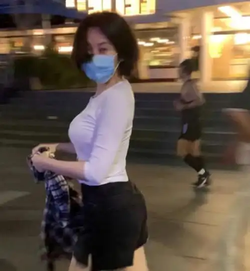  51岁许晴街头锻炼被偶遇,身材苗条玲珑有致,少女感满满