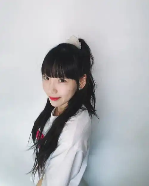  泰妍晒美照梳齐刘海半扎马尾显清纯穿白t甜笑少女感足