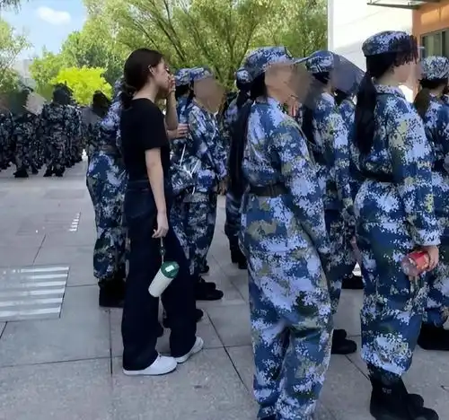  艺考违规网红李闽轩,考上中戏后,没穿军训服还被评为优秀学员