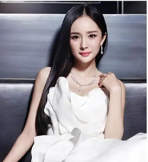  刘亦菲为姐妹牺牲自己不惜盗图祝福唐嫣生日杨幂也来了
