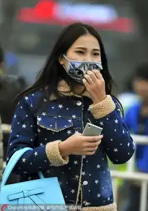  国安球迷手持国旗助威美女戴口罩防雾霾