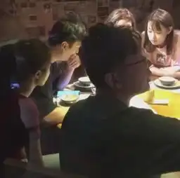  王思聪被连环限高后,带4名美女现身高档餐厅,潇洒依旧不差钱