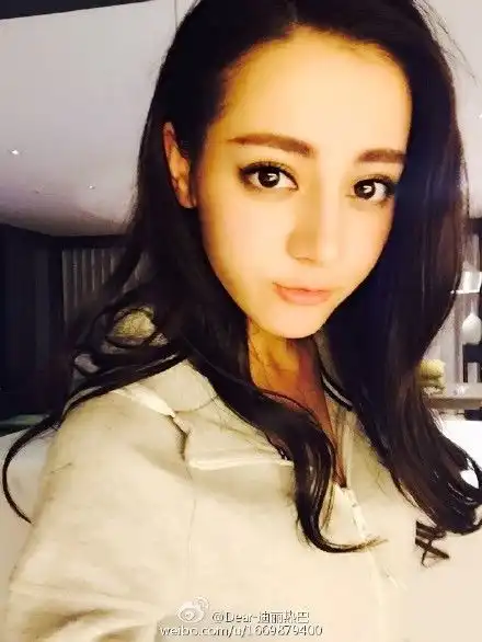  杨幂有少女感,baby会放电眼,当红女星被追捧都是有特殊原因