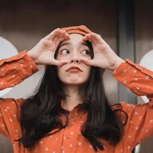  阳光女生头像不管多煎熬,人生都要眉眼带笑