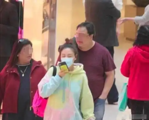  应采儿孕期戴口罩独自逛街,身材依旧动作灵活,山鸡哥太放心了