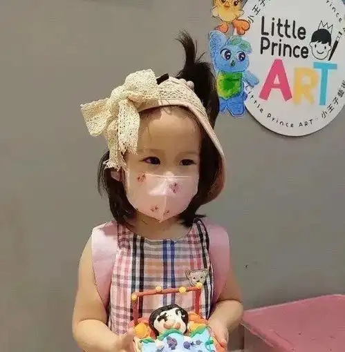  何超莲罕见与双胞胎弟弟同框,何猷启更像哥哥,俩娃都让前妻带