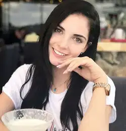  墨西哥电眼正妹福利美照前凸后翘,胸猛十足