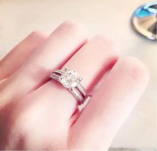  翡翠戒指左手还是右手女生佩戴哪个手指更适合