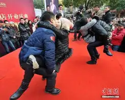  武汉商家办接吻大赛为钻戒情侣出奇招组图