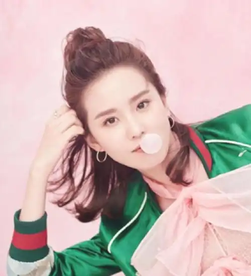  baby杨幂这些明星们都在扎半丸子头,真的是一个比一个美