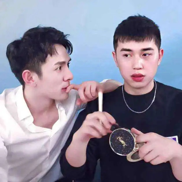  李佳琦小助理疑恋情曝光为女友办豪华生日趴,当众拥吻霸气十足