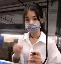  最美打工妹走红,摘下口罩后,网友一白遮三丑,一嘴毁所有