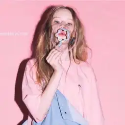  我在找一张欧美非主流粉色女吹泡泡的头像图片,希望大家可以帮帮我.有点像下面那张只是图片的女性是在左边的.