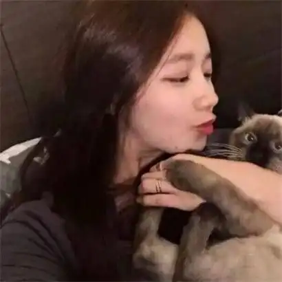  个性女生头像,有几张在海边的还有一张抱猫的