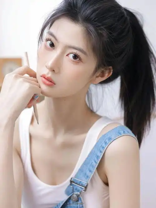  背带裤内搭白色吊带背心很流行果然好看,清新洒脱,很有少女感