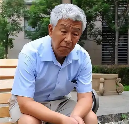  79岁张洪杰现状3个儿女轮流领他退休金,无奈只能和老伴养老院