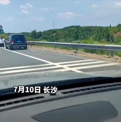  网络安全有你有我奔驰女子以没钱加油为借口拦车借钱,网友惯犯诈骗
