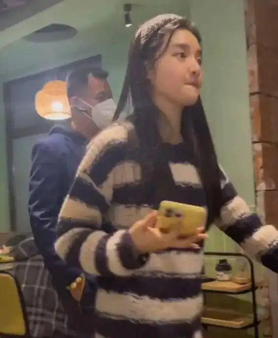 王思聪带女友在三亚游玩,也不戴口罩避避嫌,女人真多