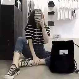  女生头像对着镜子拍不露脸