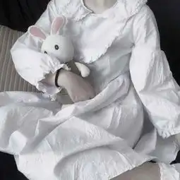  抱着宠物猫或狗狗的女生头像可爱气质女生带萌宠图片