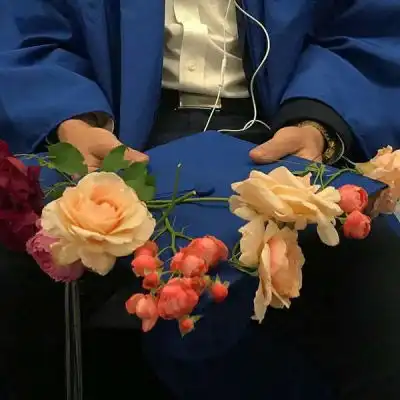  手里拿花的男生头像单身头像想恋爱了