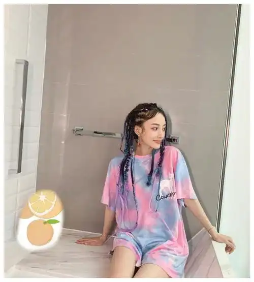  有复合倾向李小璐梳脏辫穿一家三口t恤晒照,漫画出自甜馨之手
