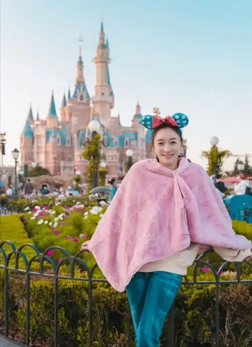  李小冉迪士尼出游少女穿搭,像个年轻的小姑娘,笑容甜美惹人爱