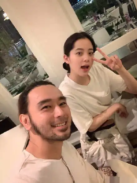  欧阳娜娜人设再次崩塌号召戴口罩不乱跑,自己却出国玩还不戴口罩
