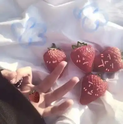  经常熬夜玩手机的女孩子,3种水果敞开吃,护眼美容
