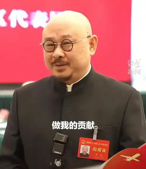  跨越生死男子穿印有父亲头像的衣服看刀郎他没等到刀郎复出