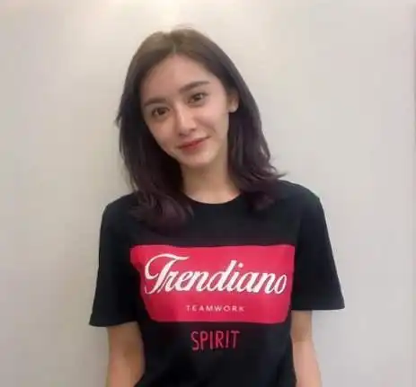  王思聪新任女伴近照曝光,深夜现身吃烤串边上女子抽烟抢镜