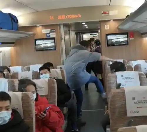 好看的女士戴口罩头像乘