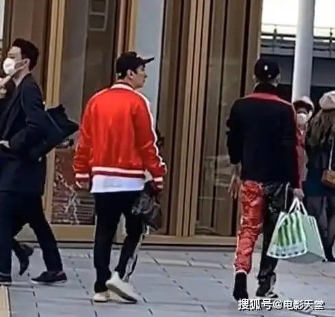  王思聪与男性友人逛街,身旁不见绯闻女友,全程未戴口罩太随意