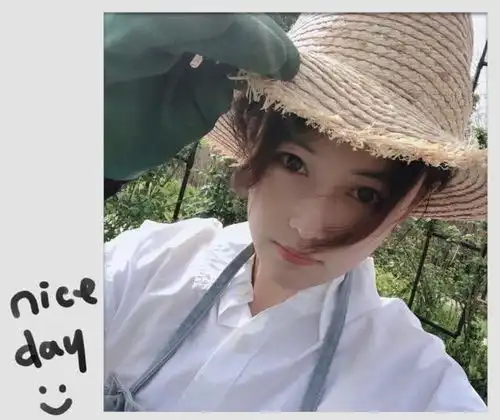  张馨予戴草帽花园里自拍,如邻家女孩儿,自称是百花丛中最美的一朵