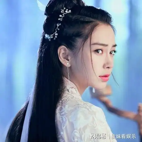  从小鸟依人到霸气女王,杨颖和黄晓明的婚姻关系人设反转了