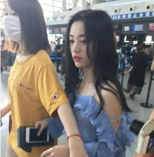  路人镜头下的女明星郑爽太瘦,杨紫接地气,看到baby确定是本人