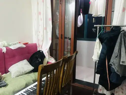  朝南主卧出租干净卫生招单身女生