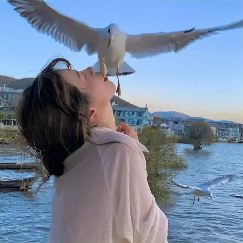  女生头像我的身边并不拥挤,除了游戏就是你