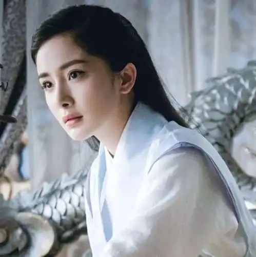  斛珠夫人35岁杨幂再演少女,颜值没问题,眼神出戏了