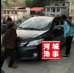  河池微信群疯传的一妇女拦车被殴打,情况通报来了