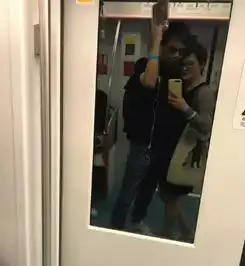  袁立夫妇地铁上热情拥吻,仍不忘拿手机自拍,被网友吐槽举止不雅
