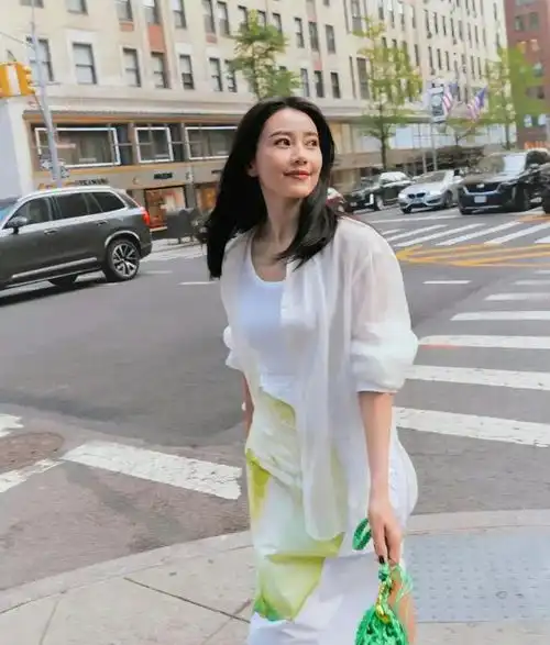  高圆圆带火了白开水穿搭,背心衬衫半身裙尽显清新脱俗