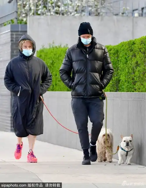  狼叔杰克曼戴口罩防疫与爱妻散步遛狗一路热聊