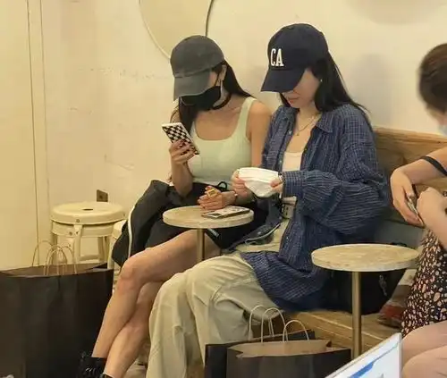  网友偶遇杨幂与闺蜜三里屯逛街,穿着简单随性超瘦超美