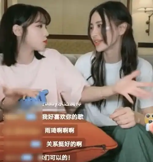  杨颖惊喜现身宋雨琦直播间,两人状态成焦点,十岁相差数很明显