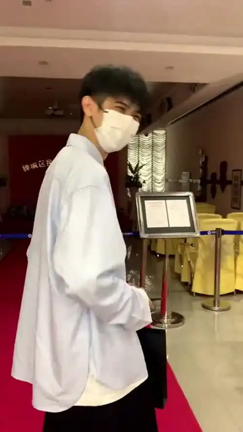  闺蜜发来这段视频,我受到打击了,戴口罩咋这么像我前男友