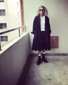  这个姑娘街拍照爆了70岁的女人,穿裙子也很美