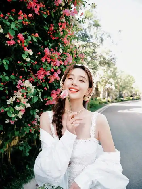  阚清子分享老公视角下美照,温柔可爱显少女,笑容灿烂超迷人