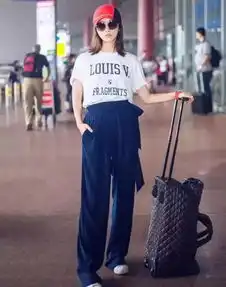  时装周刘芸真空出镜衣着帅气性感吸引眼球网友这么穿还不如不穿