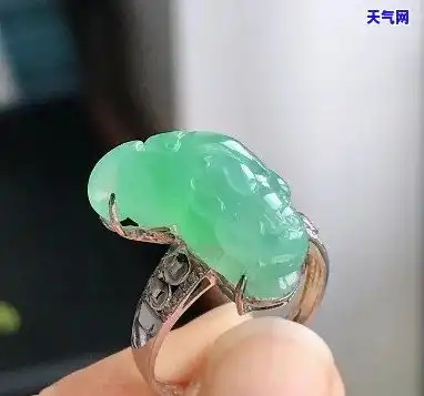  翡翠迷你金蟾戒指精致镶嵌,寓意吉祥